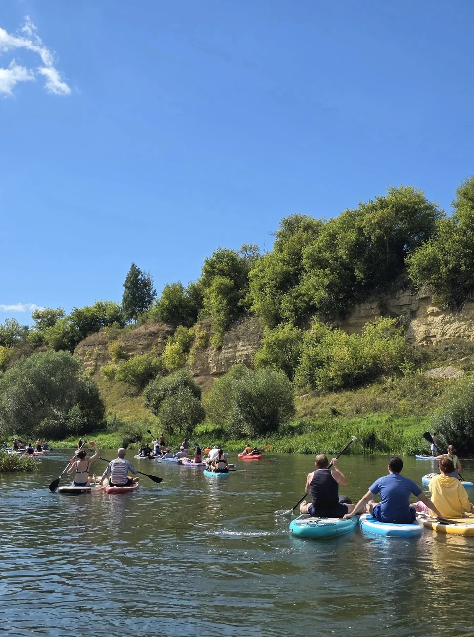 Зелёный берег Зуши и участники на воде